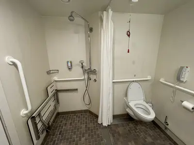 interior-accessible-bathroom