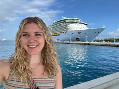 Elizabeth in front of Freedom of the Seas