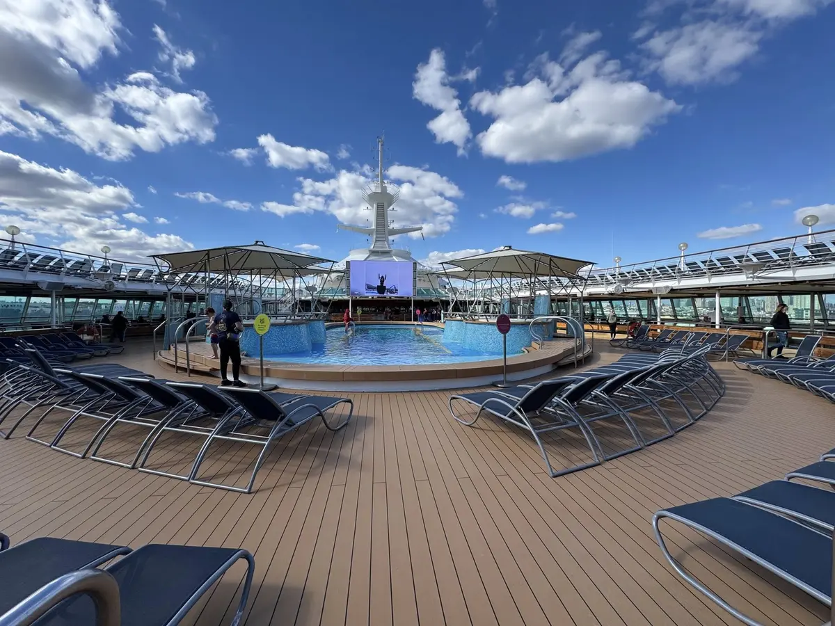 Pool on Vision of the Seas