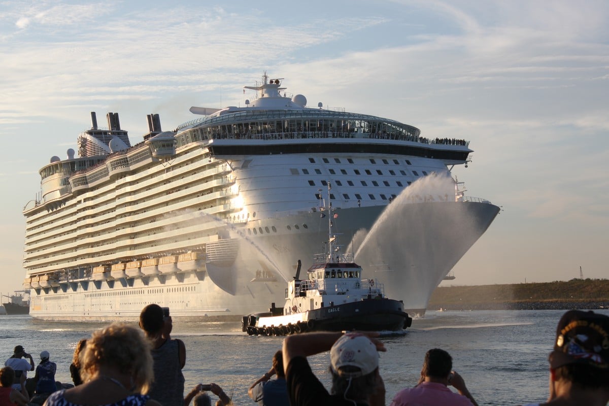 Photos from Royal Caribbean's Oasis of the Seas inaugural sailaway from ...