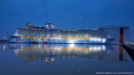 99 days of Quantum: BEAUTIFUL light show on Quantum of the Seas | Royal ...