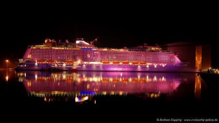 99 Days Of Quantum: Beautiful Light Show On Quantum Of The Seas 