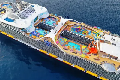 Wonder of the Seas pool deck aerial