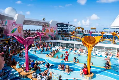 Wonder of the Seas pool deck busy