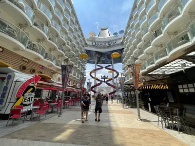 Oasis of the Seas boardwalk