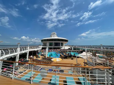 Mariner of the Seas pool deck