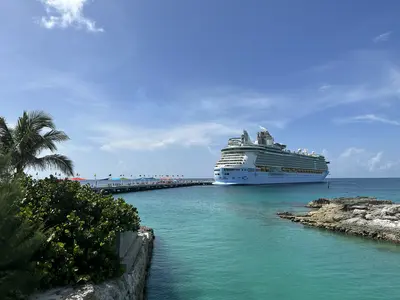 Photo shows kids dangerously sitting on cruise ship balcony