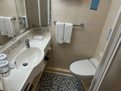 inside-bathroom-cabin-freedom