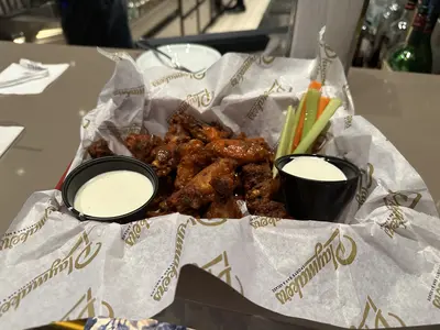 playmakers-wings-freedom-dining-food