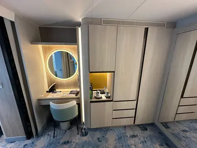 Vanity sitting area in Surfside Family Suite