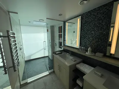 Ultimate Family Townhouse master bathroom