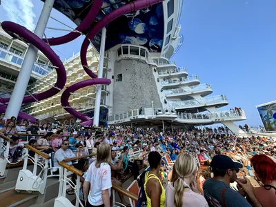 AquaTheatre crowd on Harmony of the Seas