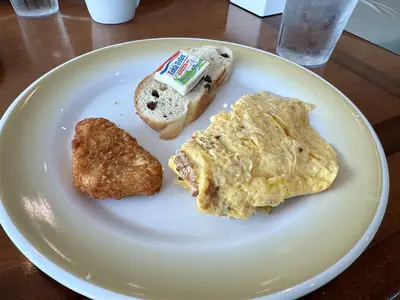 Omelet, hashbrown, bread