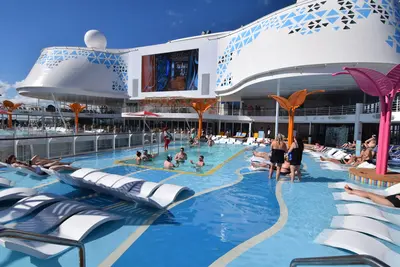 Wonder of the Seas pool deck