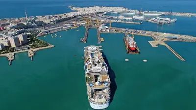 Oasis of the Seas entering dry dock