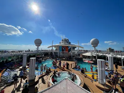 Pool deck on Independence of the Seas