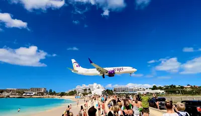 Maho beach plane landing