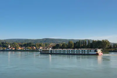 Cruise ship on dunabe river 