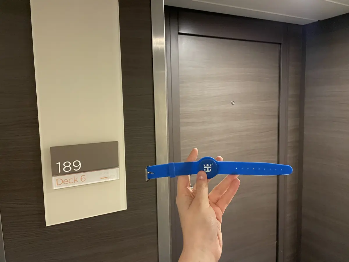 symphony-stateroom-wow-band symphony-stateroom-wow-band