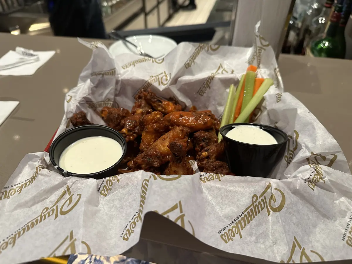 playmakers-wings-freedom-dining-food playmakers-wings-freedom-dining-food