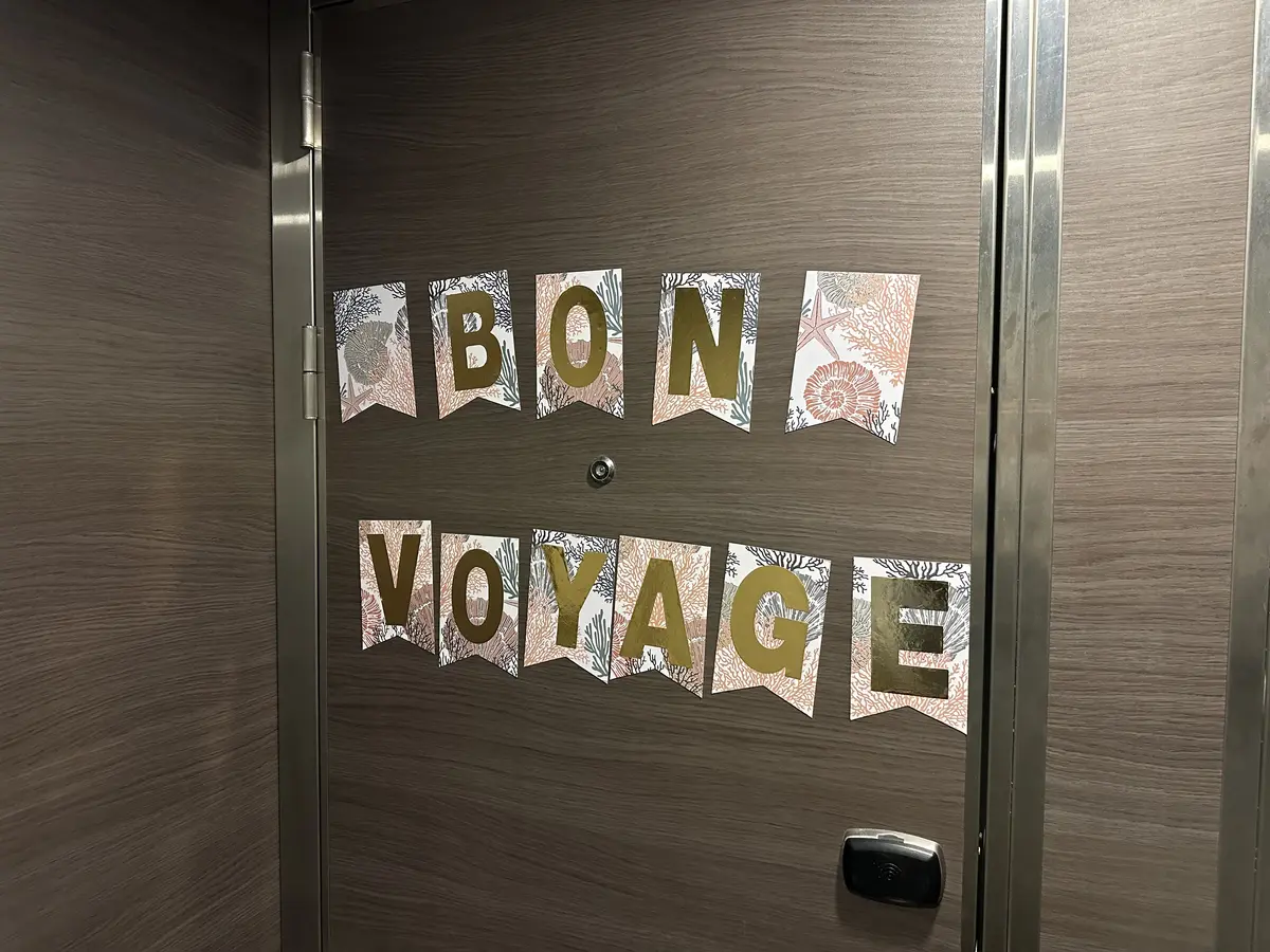 Cruise-Cabin-Decor-Quantum-10 "Bon Voyage" banner on a cruise ship cabin door