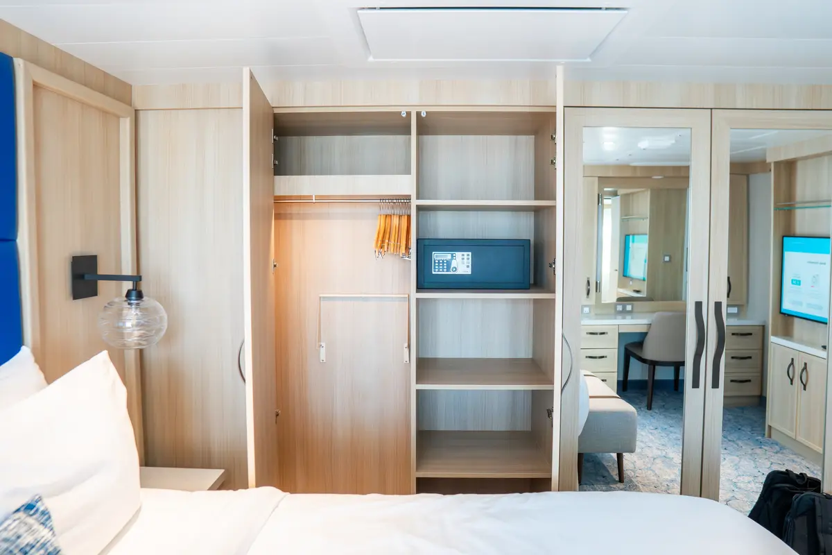 AquaTheater Suite closets