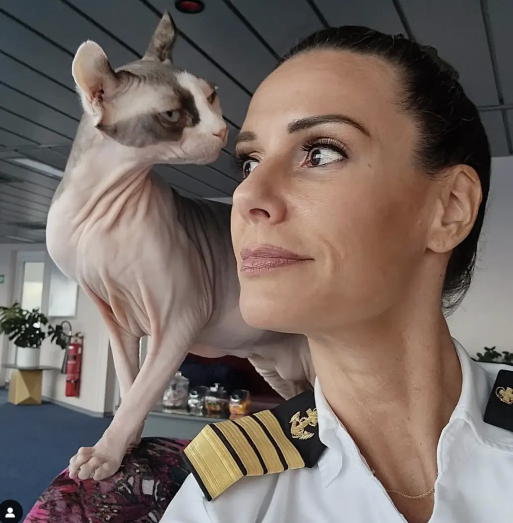 Captain-Kate-Bug-Naked Captain-Kate-Bug-Naked