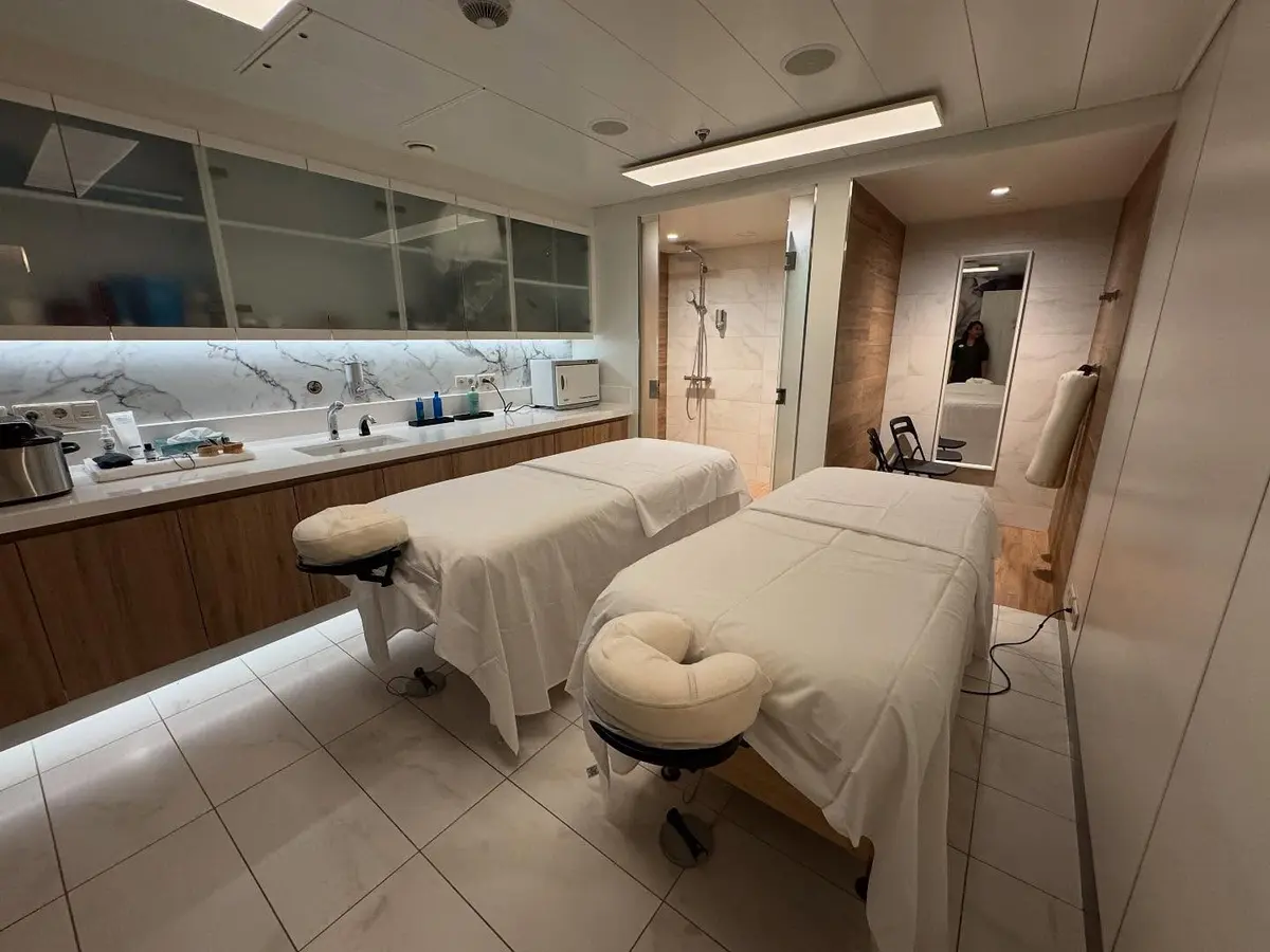 Spa treatment table