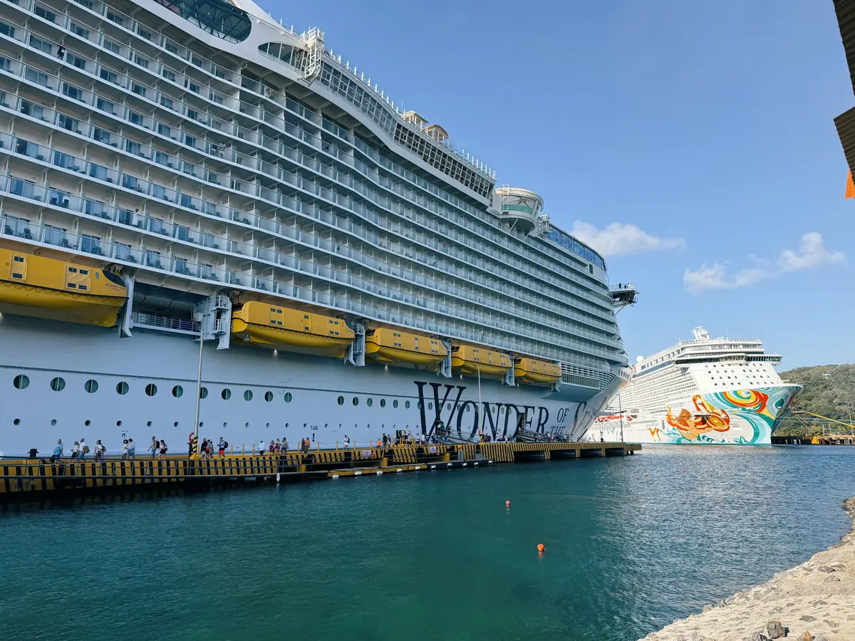 Wonder-Docked-Roatan Wonder-Docked-Roatan