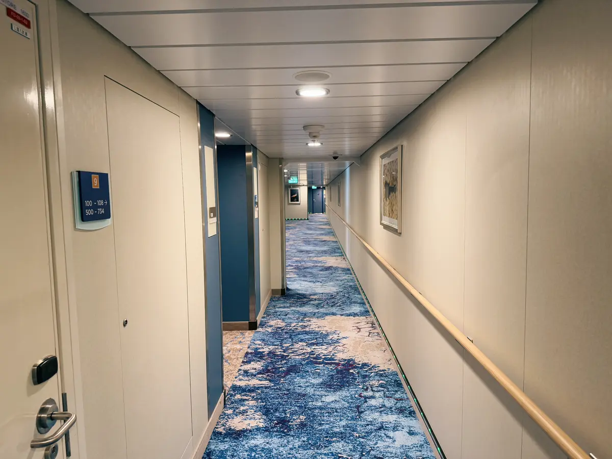 Wonder-Inside-Cabin-9116-Hallway-Forward Wonder-Inside-Cabin-9116-Hallway-Forward