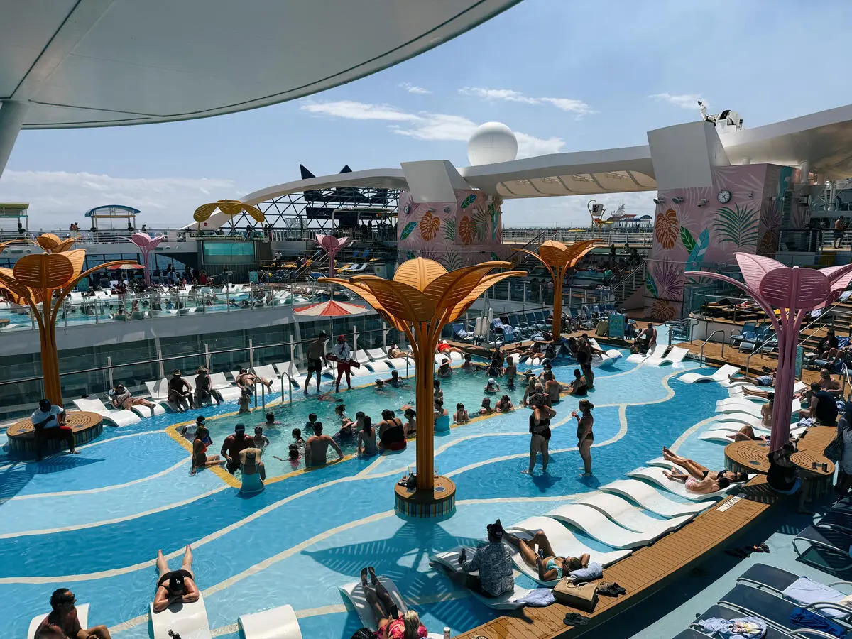 Wonder-Pool-Deck-Crowds Wonder-Pool-Deck-Crowds