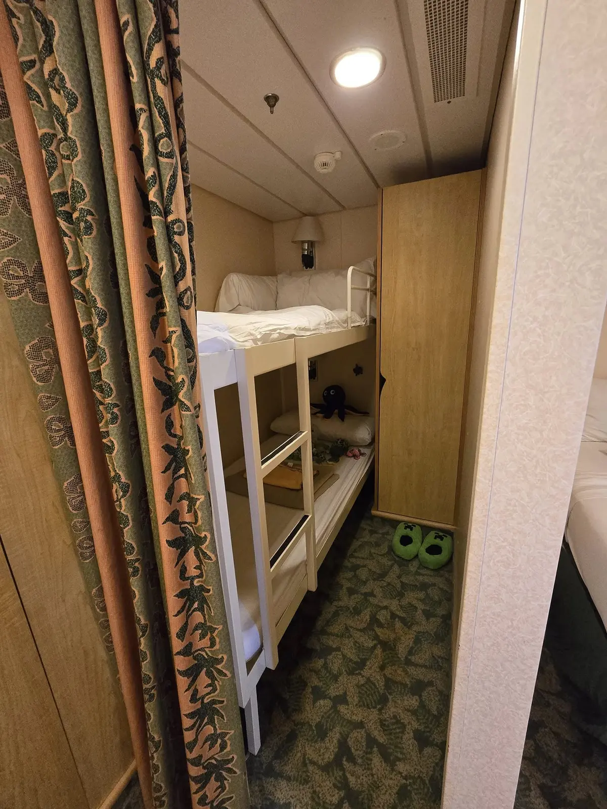 Bunk bed with curtain