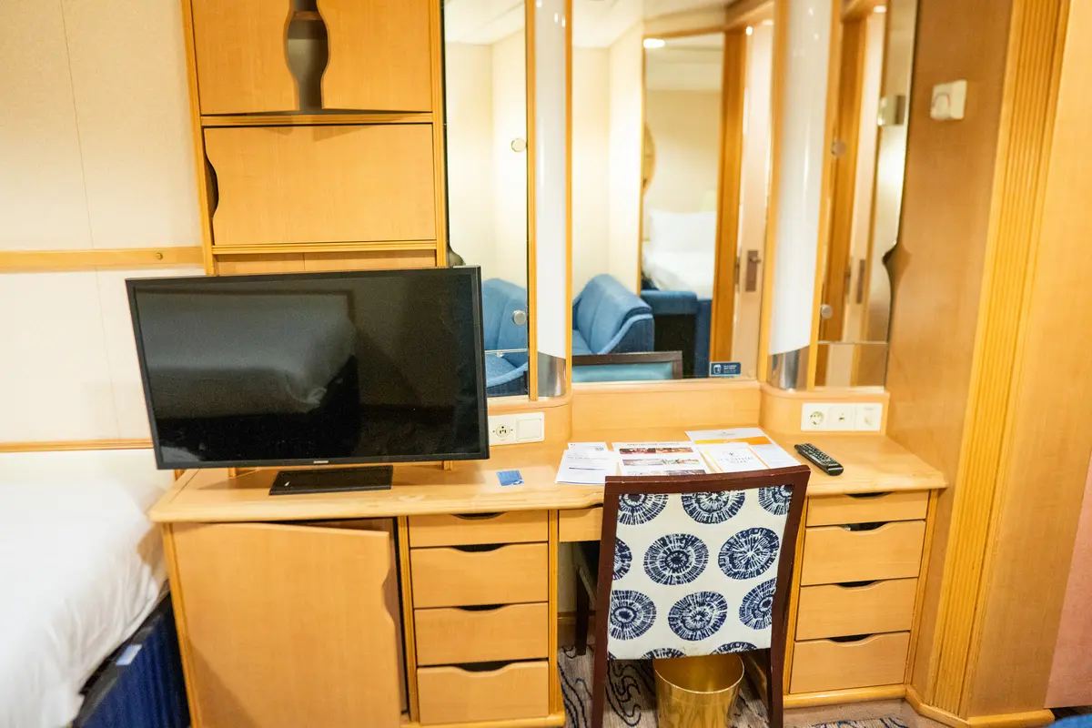desk and vanity in Explorer of the Seas interior cabin