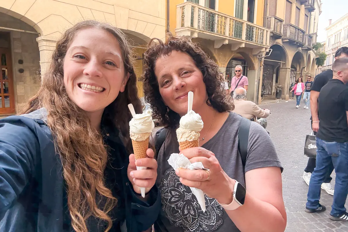 Jenna and her mom eating gelato in Italy