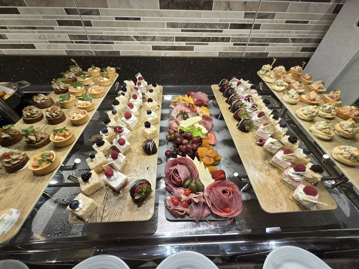Wonder-Crown-Lounge-Food-FB-Credit Wonder-Crown-Lounge-Food-FB-Credit