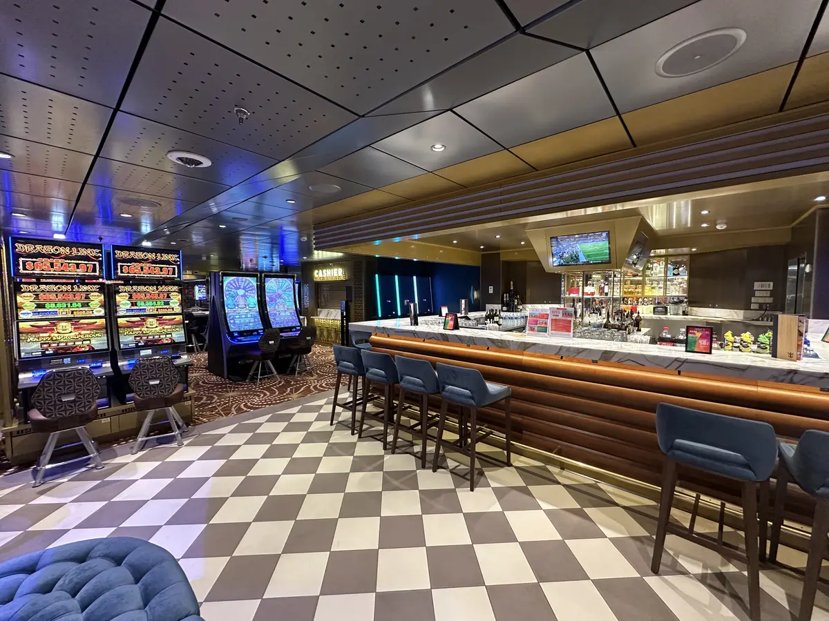 Casino bar on Freedom of the Seas