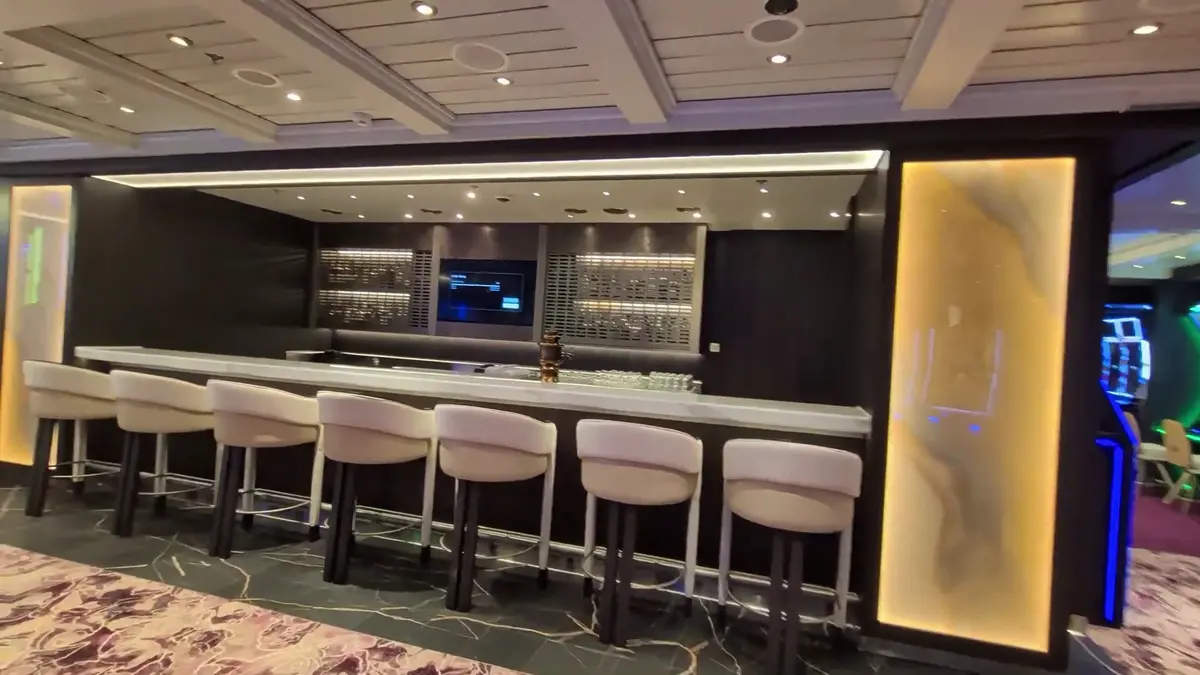 Casino bar on Radiance