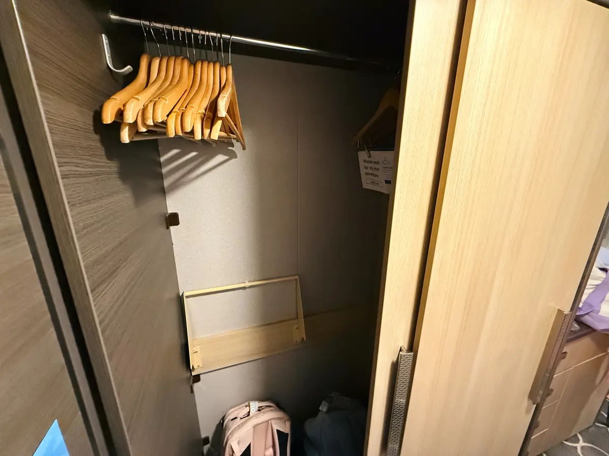 Harmony Inside Cabin, Closet Harmony Inside Cabin, Closet