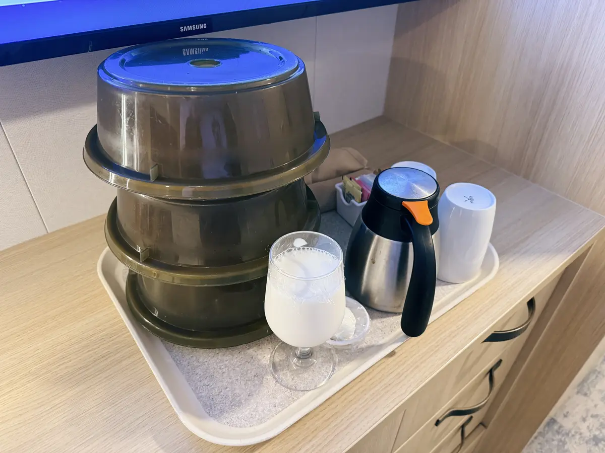 Room-Service-Breakfast-Wonder-1 Room-Service-Breakfast-Wonder-1