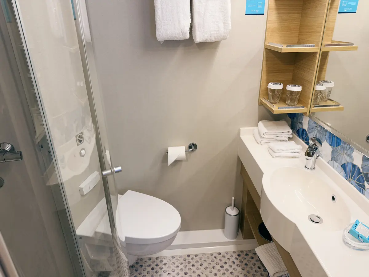 Wonder-Inside-Cabin-2-Bathroom Wonder-Inside-Cabin-2-Bathroom