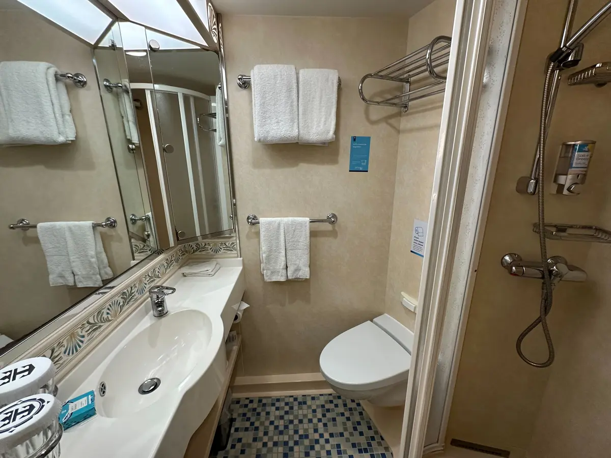 Bathroom on Freedom of the Seas