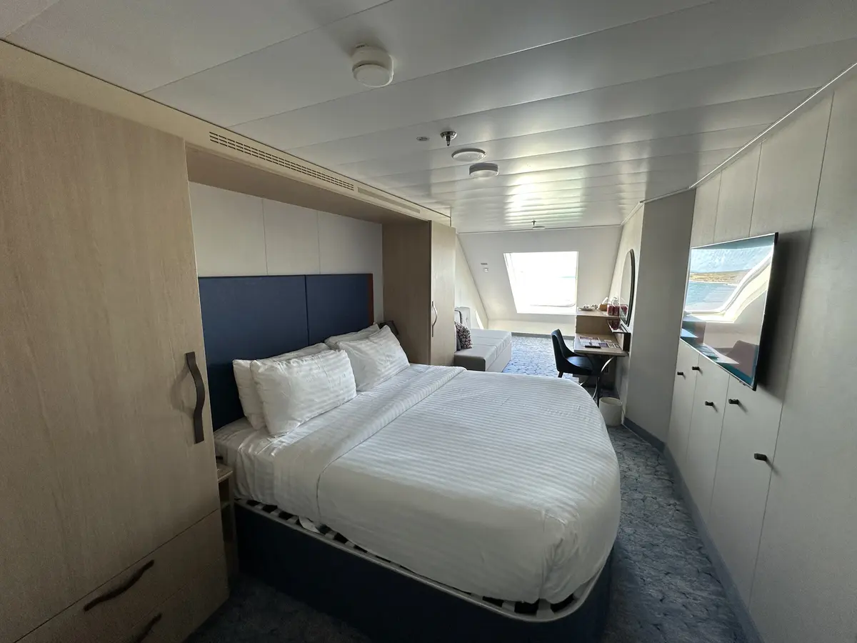 Forward facing oceanview room