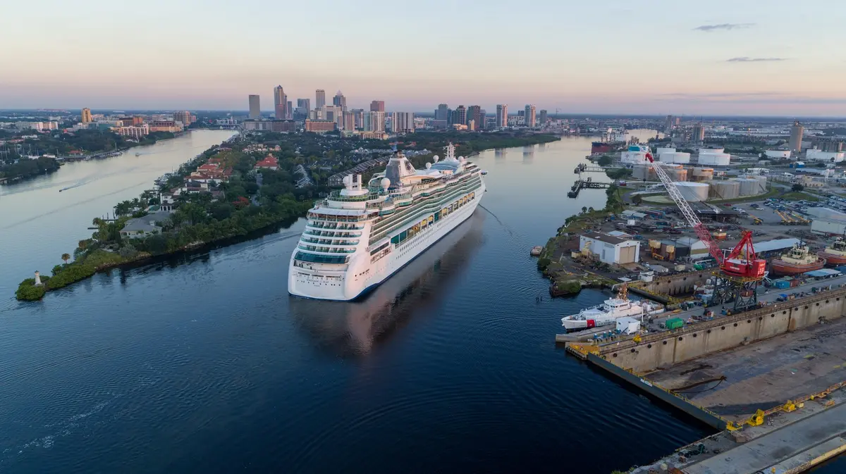 Serenade of the Seas sailing into Tampa