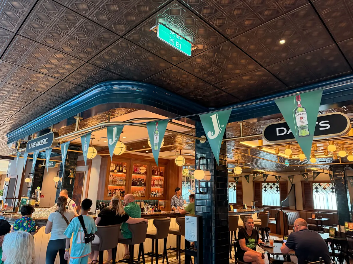 St. Patrick's Day on Star of the Seas, Pub St. Patrick's Day on Star of the Seas, Pub