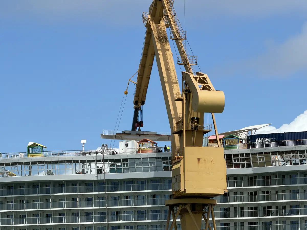 Crane near Harmony of the Seas