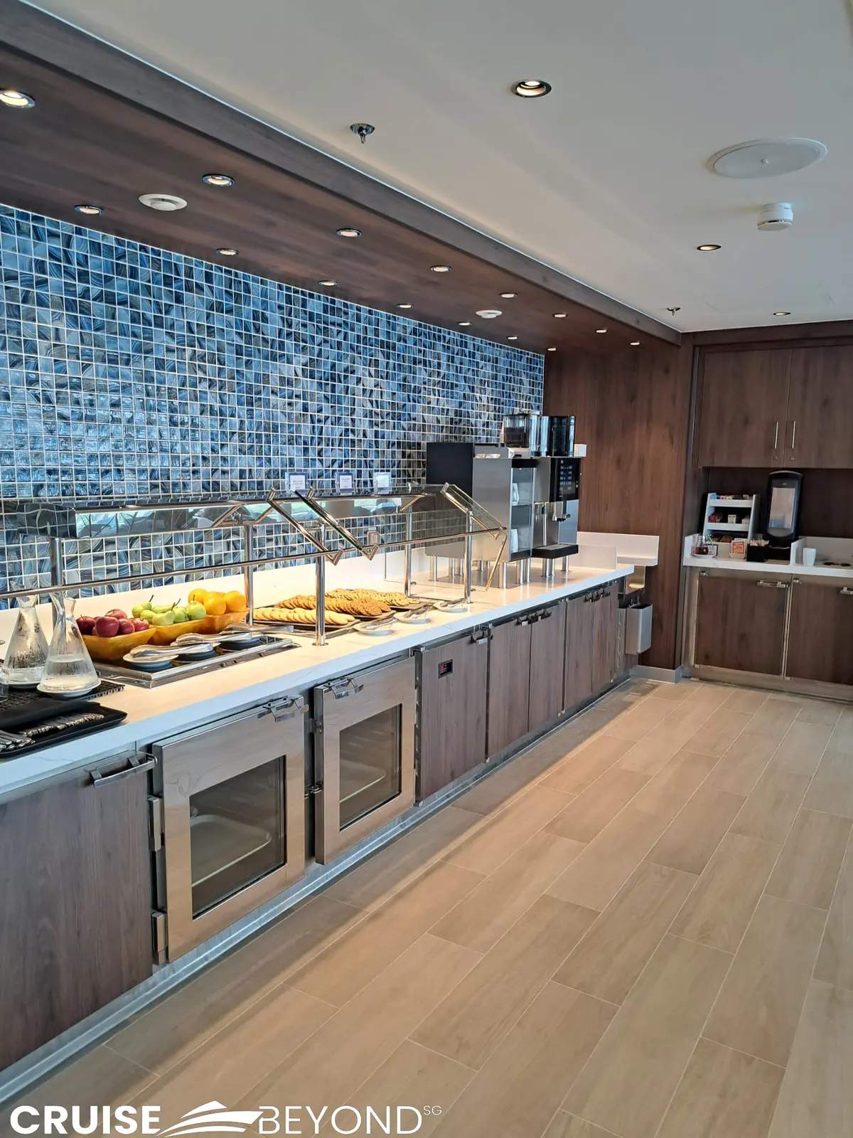 Snacks and coffee machine