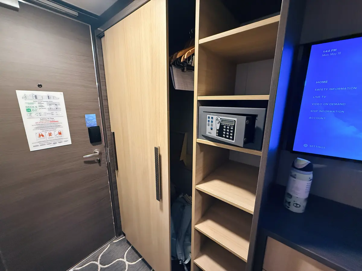Harmony Inside Cabin, Closet Harmony Inside Cabin, Closet