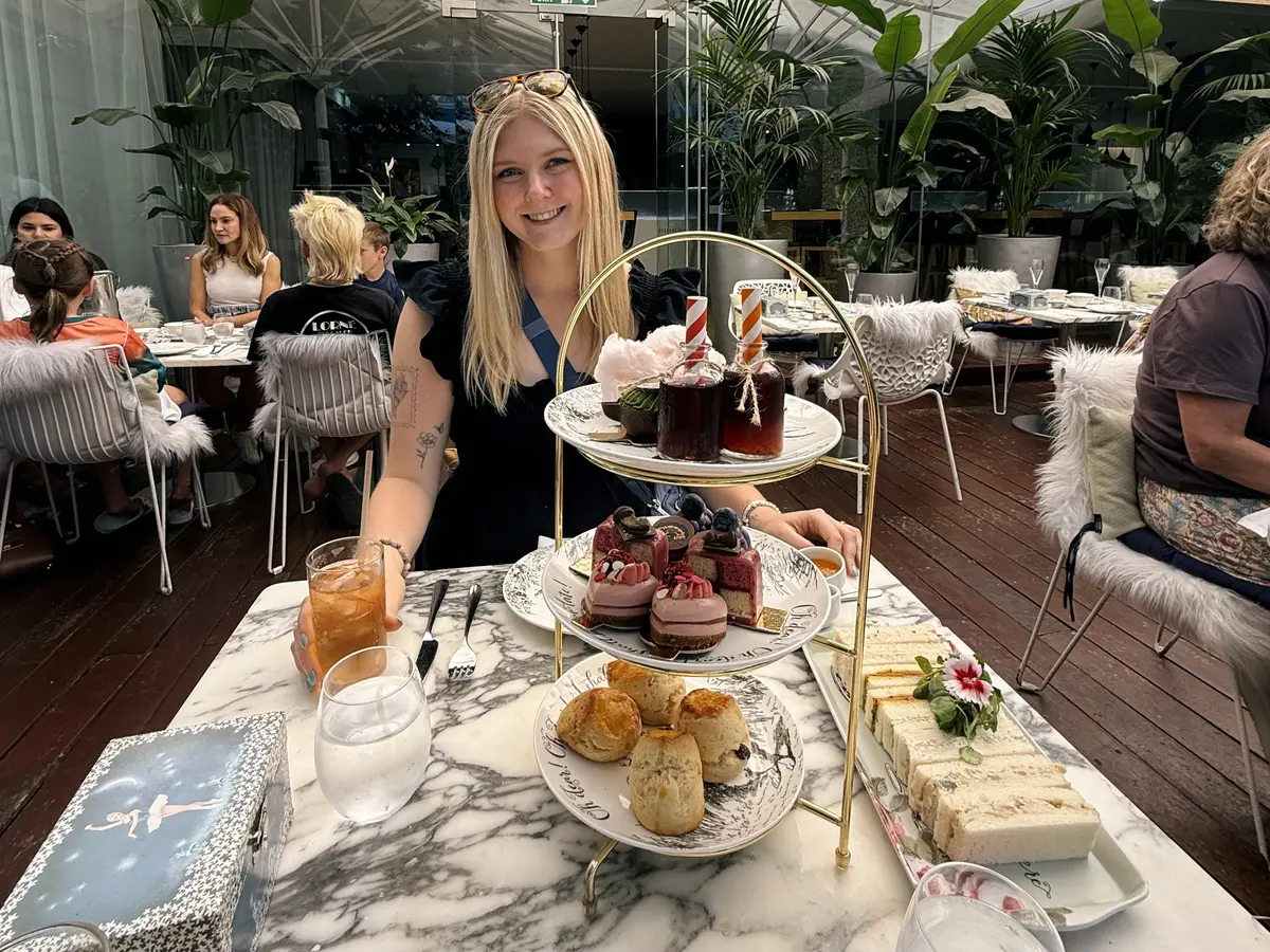 Elizabeth, Afternoon Tea in London Elizabeth, Afternoon Tea in London