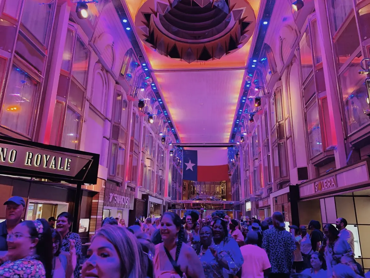 Voyager of the Seas Promenade Voyager of the Seas Promenade